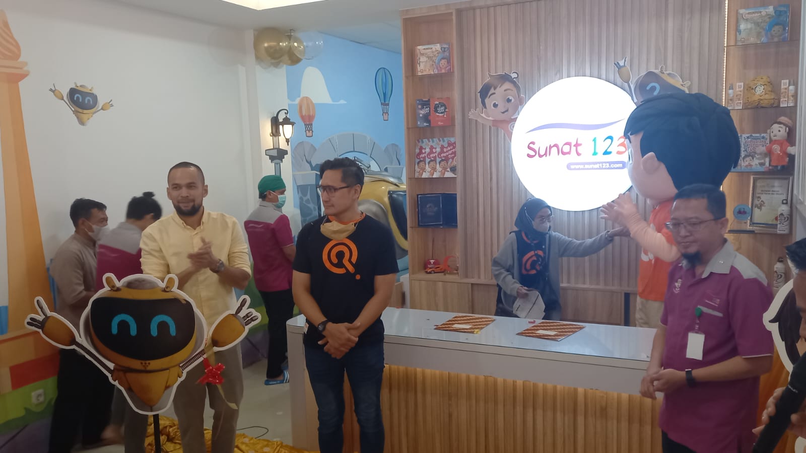 Teuku Wisnu dan Arie Untung saat meresmikan kerja sama dengan Sunat123.