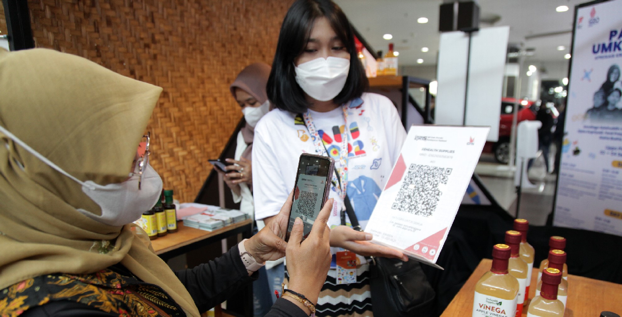 Pelaku UMKM menggunakan QRIS untuk bertransaksi dengan konsumen