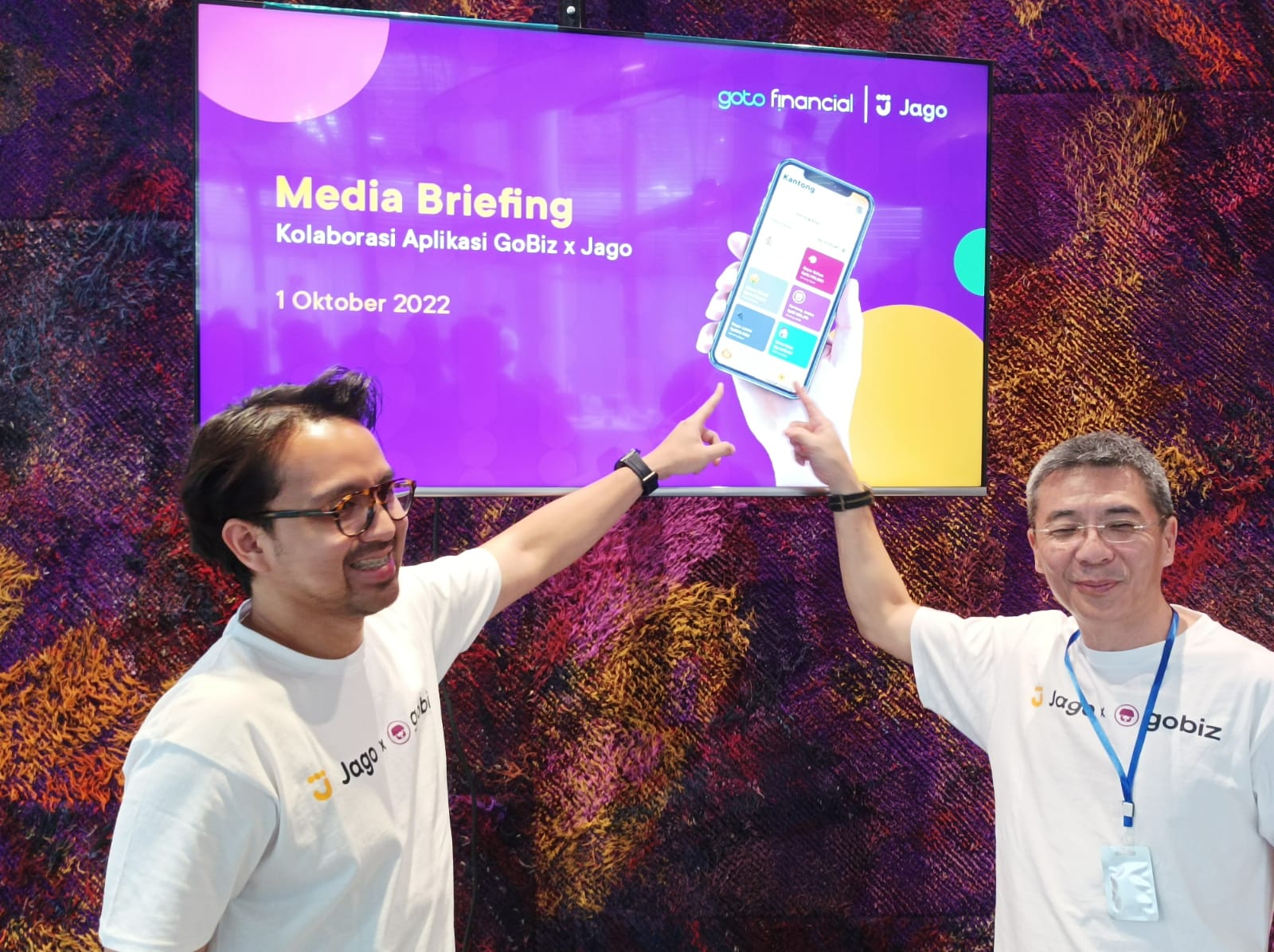 Head of Merchant Business Bank Jago, Vincent C. Soegijanto (kanan) menunjuk tampilan Kantong dalam aplikasi Jago.