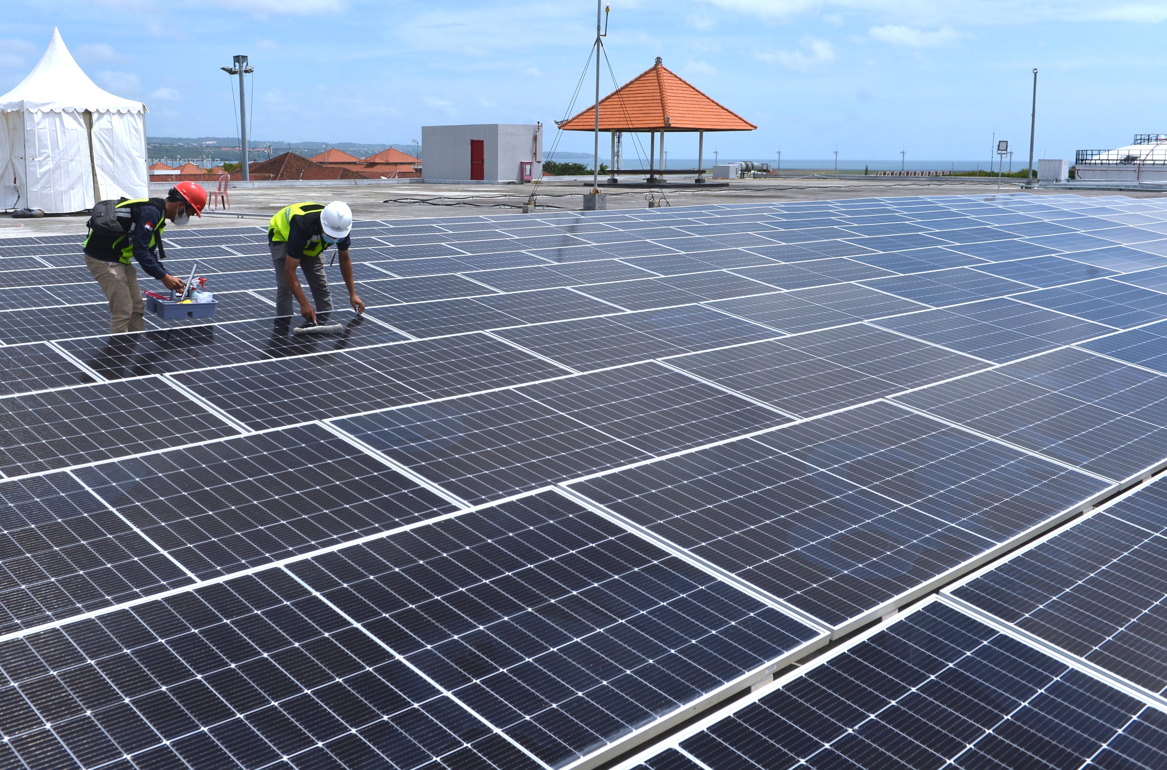 Ilustrasi pemasangan panel surya sebagai salah satu pemanfaatan energi baru terbarukan