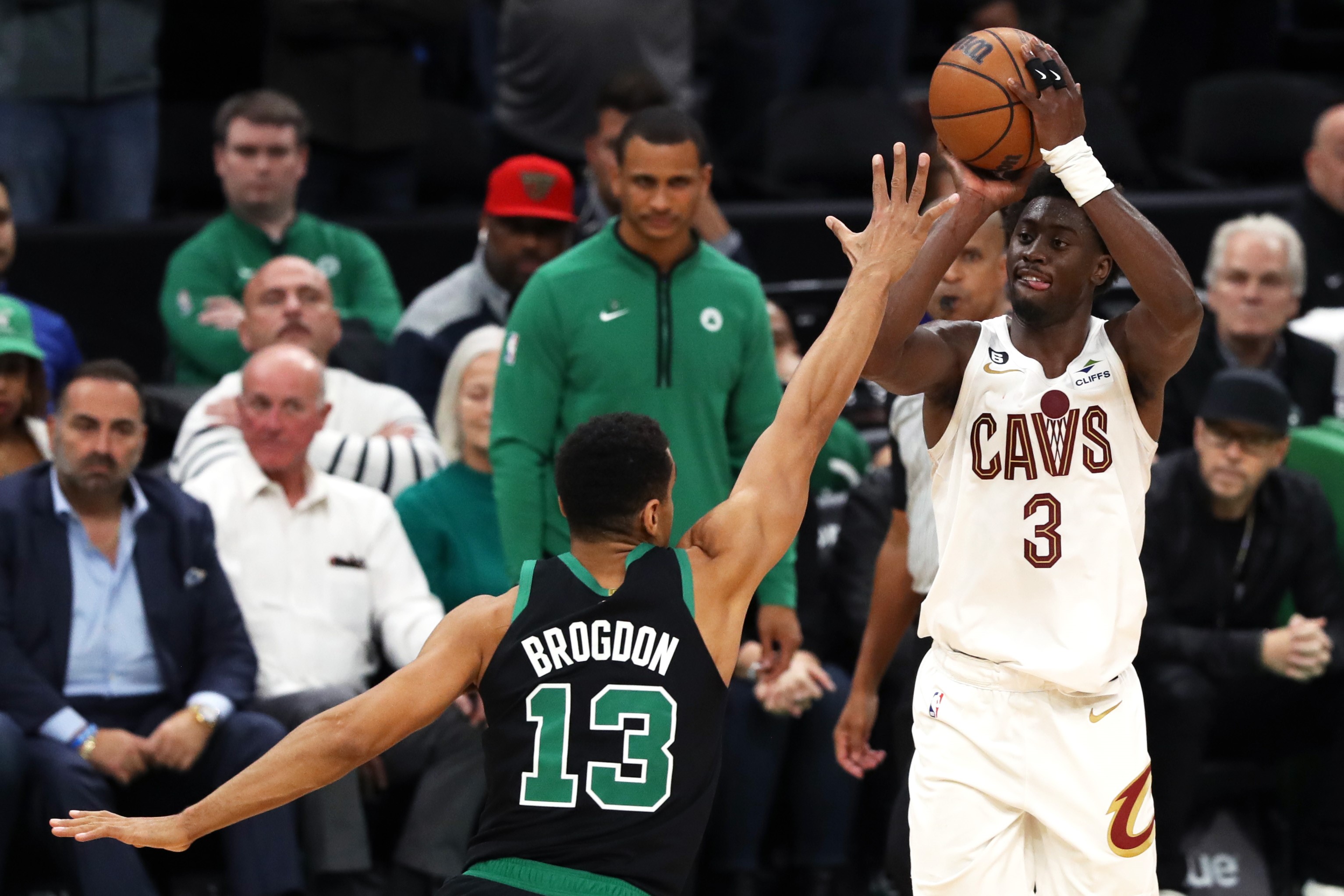 Pebasket Cleveland Cavaliers Caris LeVert (kanan) melepaskan tembakan dalam laga NBA melawan Boston Cetlcis.