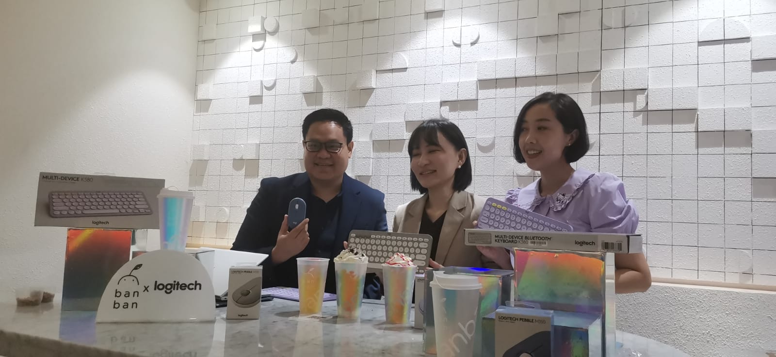  Logitech bersama Ban Ban Tea meluncurkan tiga produk minuman terinspirasi dari produk keyboard dan mouse buatan Logitech.