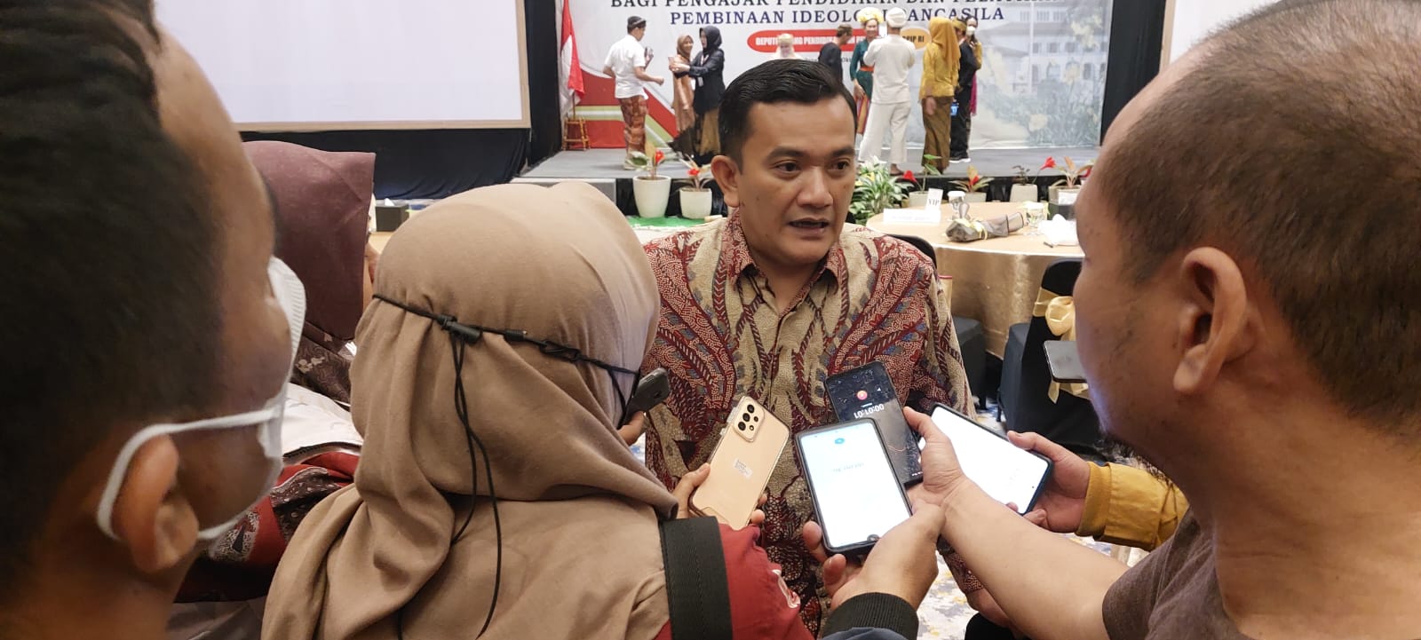 Kepala Dinas Pendidikan Jawa Barat, Dedi Supandi saat memberikan keterangan