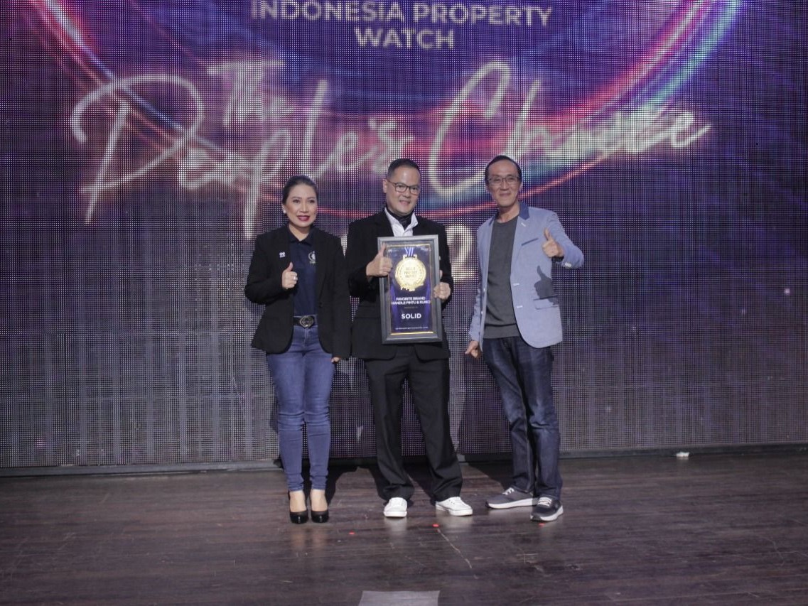 Direktur PT Perintis Tekno Prima (Solid Gradino) Ferry Sjarifudin (tengah) menerima penghargaan di Golden Property Award 2022.