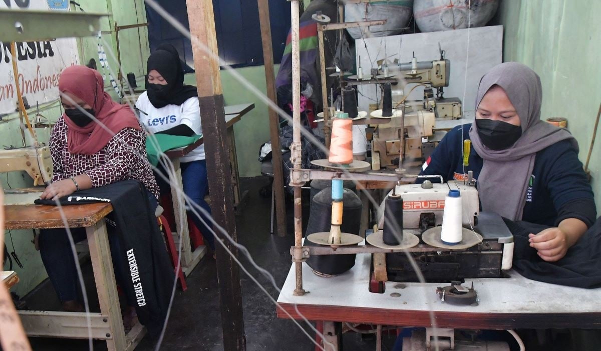 Sejumlah penjahit menyelesaikan proses produksi celana di Konveksi Aka, Bekasi, Jawa Barat, Selasa (18/10/2022).