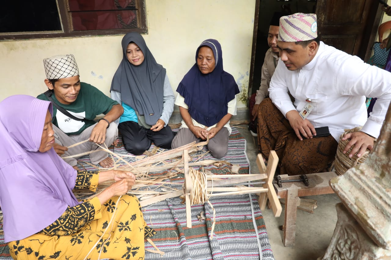 Wagub Jateng Taj Yasin Maimoen meninjau g proses pelatihan dan pembuatan kerajinan anyaman dari Rumput Mendong.