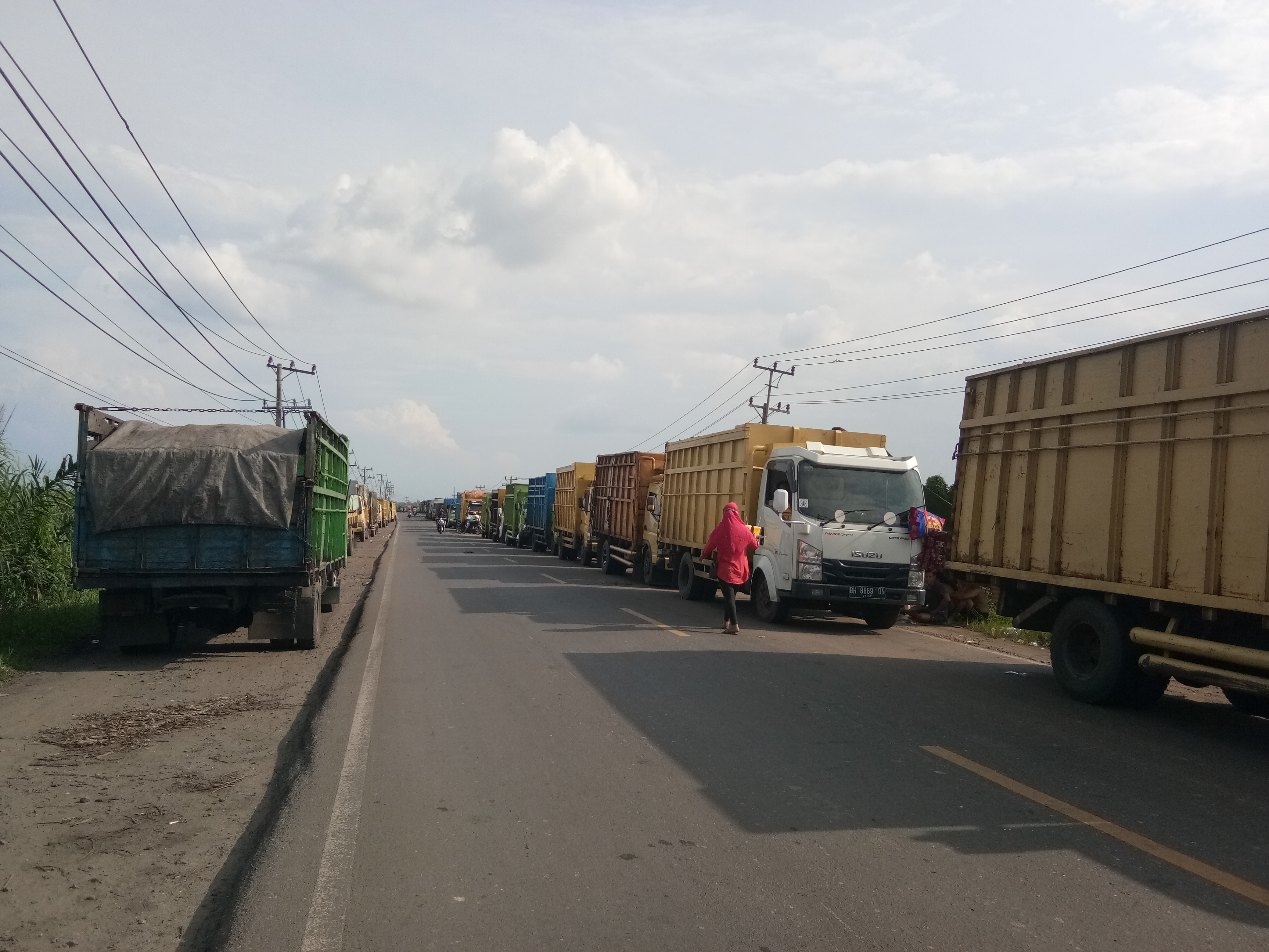 Truk batu bara beroperasi di jalan umum di Jambi