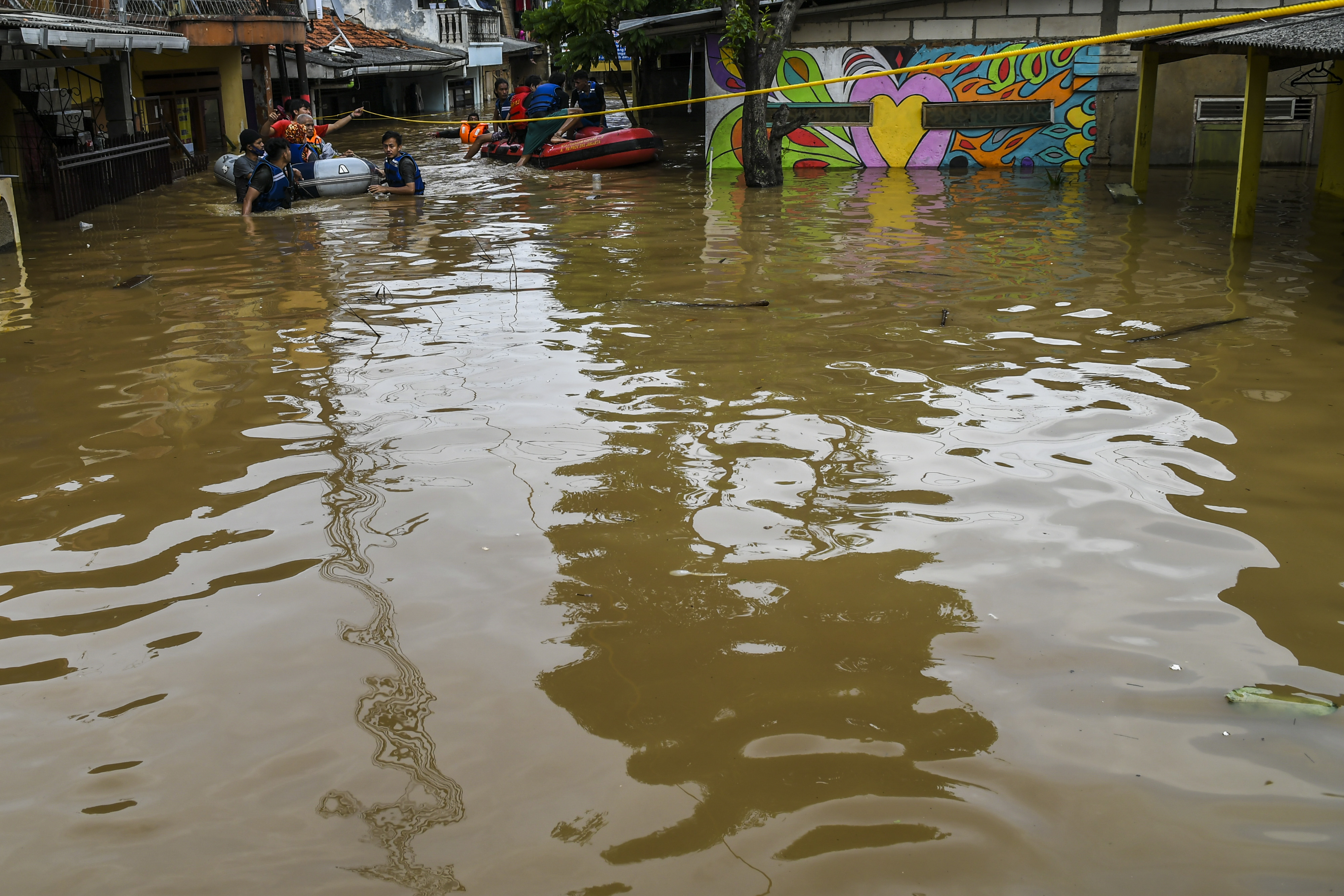 Warga DKI Terdampak Banjir Dievakuasi ke Pengungsian