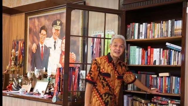 Gubernur Jateng Ganjar Pranowo memperlihatkan koleksi bukunya