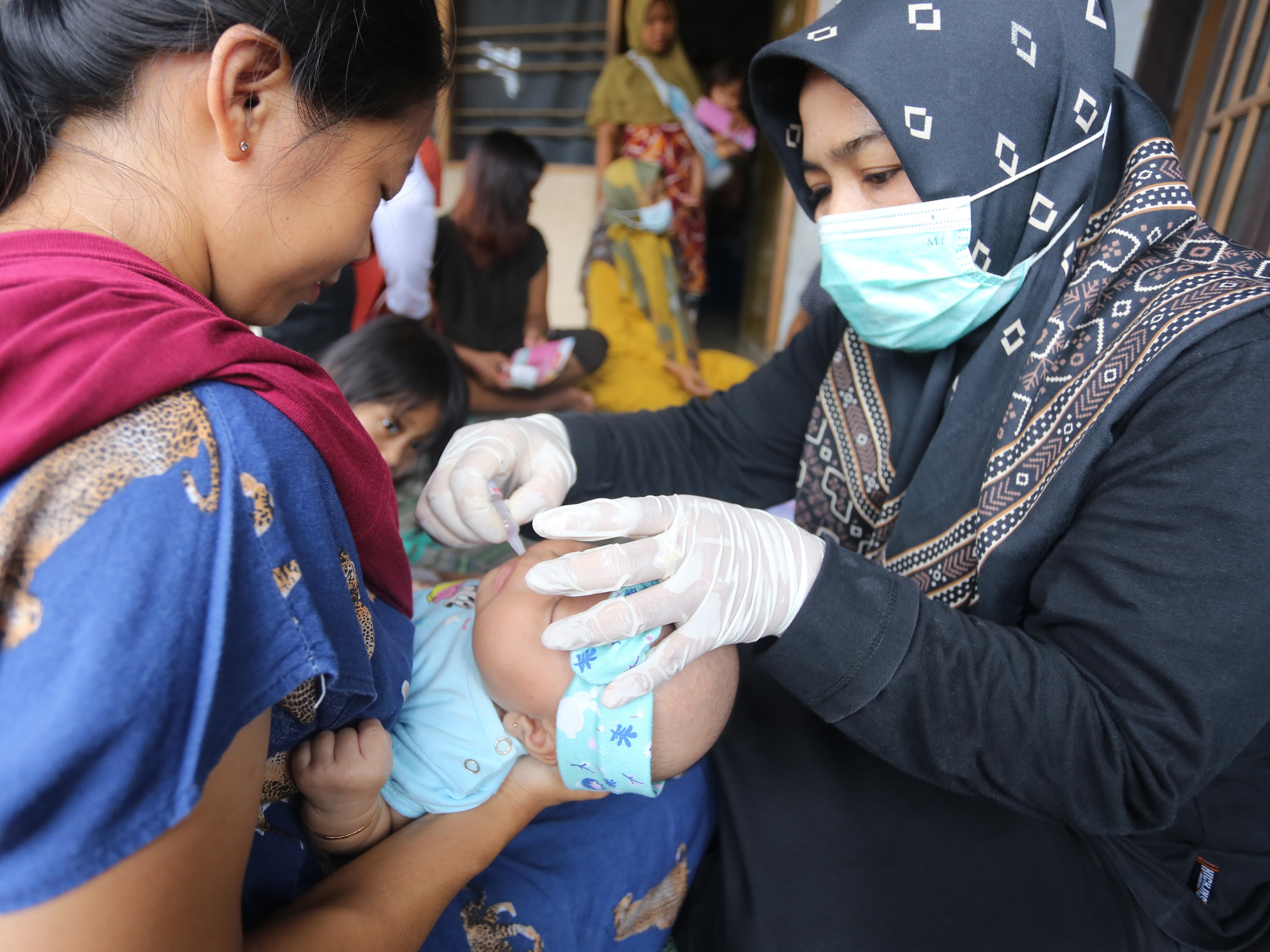 Bidan desa memberikan vitamin kepada balita di Desa Pamayahan, Lohbener, Indramayu, Jawa Barat, Sabtu (14/5/2022).