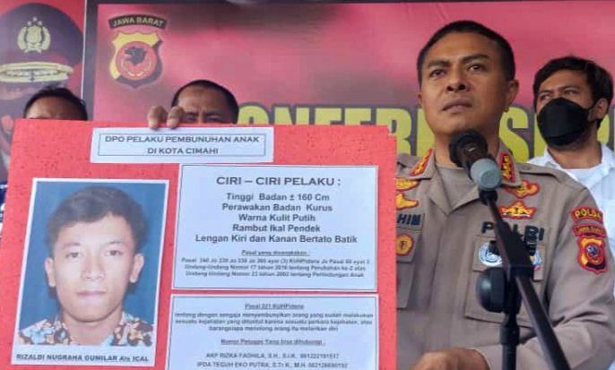 Polisi menunjukkan identitas tersangka pembunuhan seorang anak di bawah umur di Polres Cimahi, Minggu (23/10).