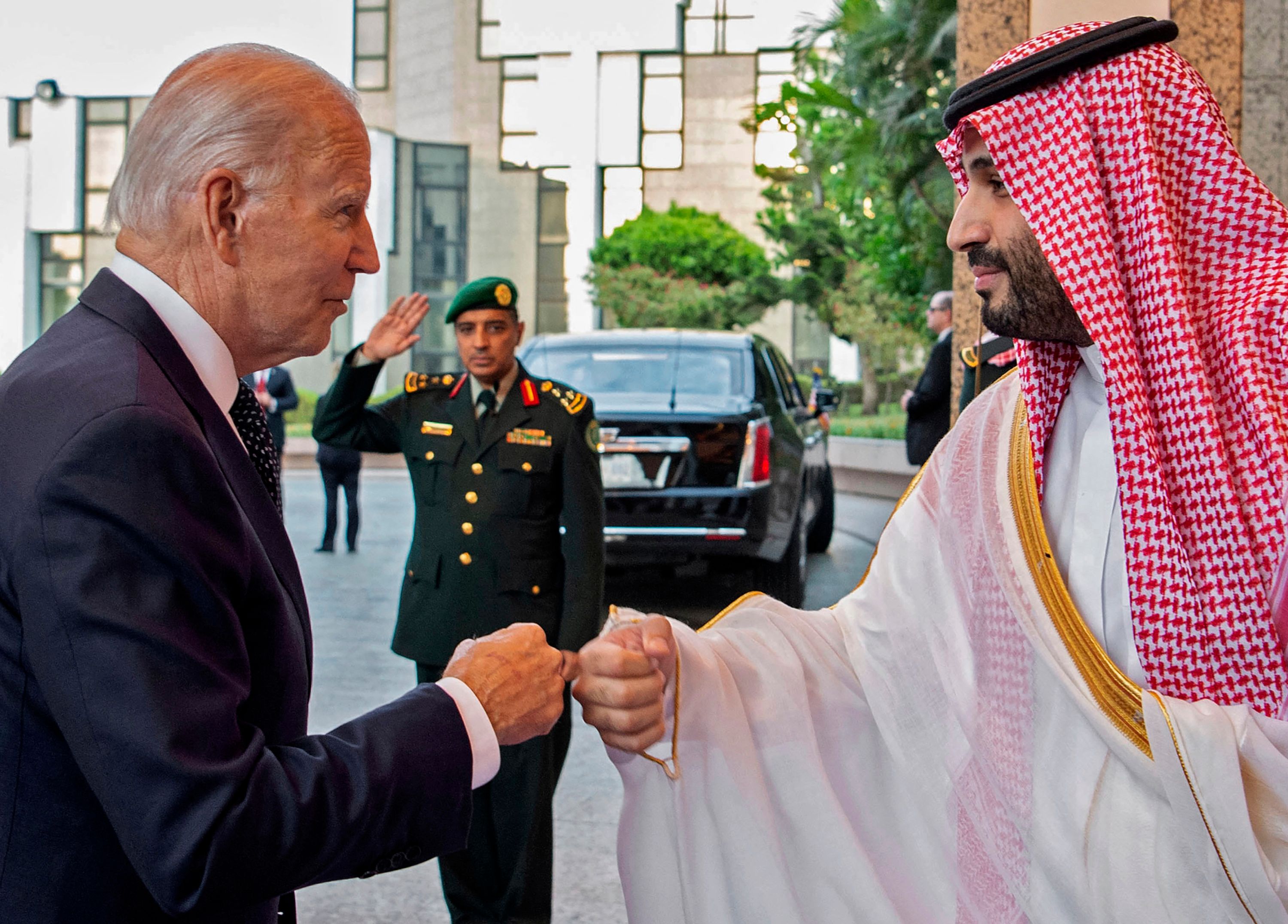 Presiden AS Joe Biden (kiri) bertemu dengan putra mahkota Arab Saudi Mohammed bin Salman.