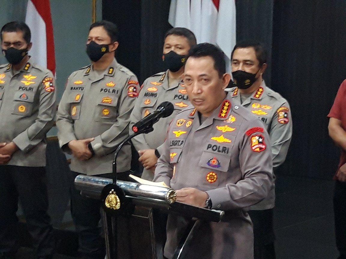 Kapolri Jenderal Listyo Sigit Prabowo mengumumkan penetapan enam tersangka tragedi Kanjuruhan di Mapolresta Malang, Jatim, Kamis (6/10). 