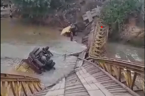 Dua truk material terjun ke sungai.