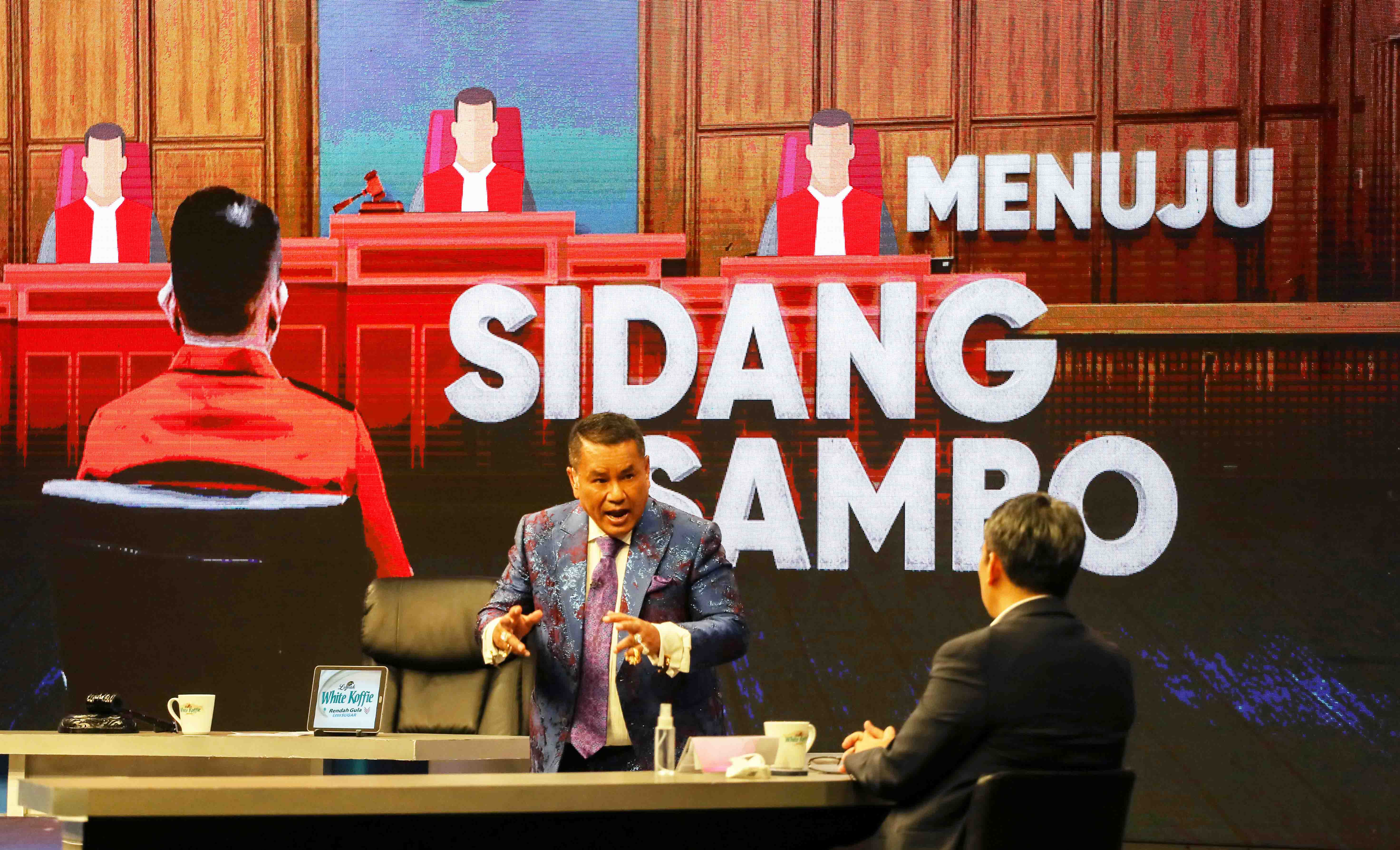 Pembawa acara Hot Room, Hotman Paris Hutapea, di Grand Studio Metro TV, Kedoya, Jakarta, Rabu (5/10) mengangkat tema Menuju Sidang Sambo.
