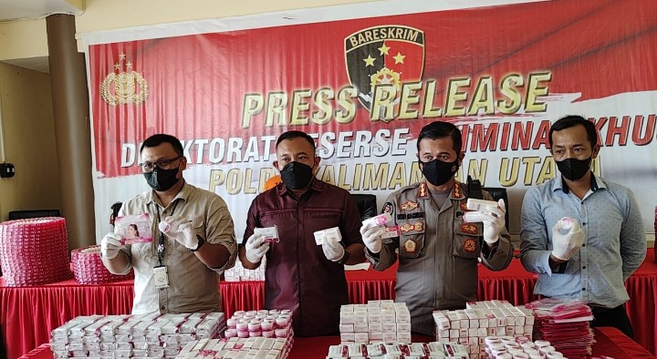 Direktorat Reserse Kriminal Khusus Polda Kaltara mengungkap kosmetik ilegal dari Malaysia