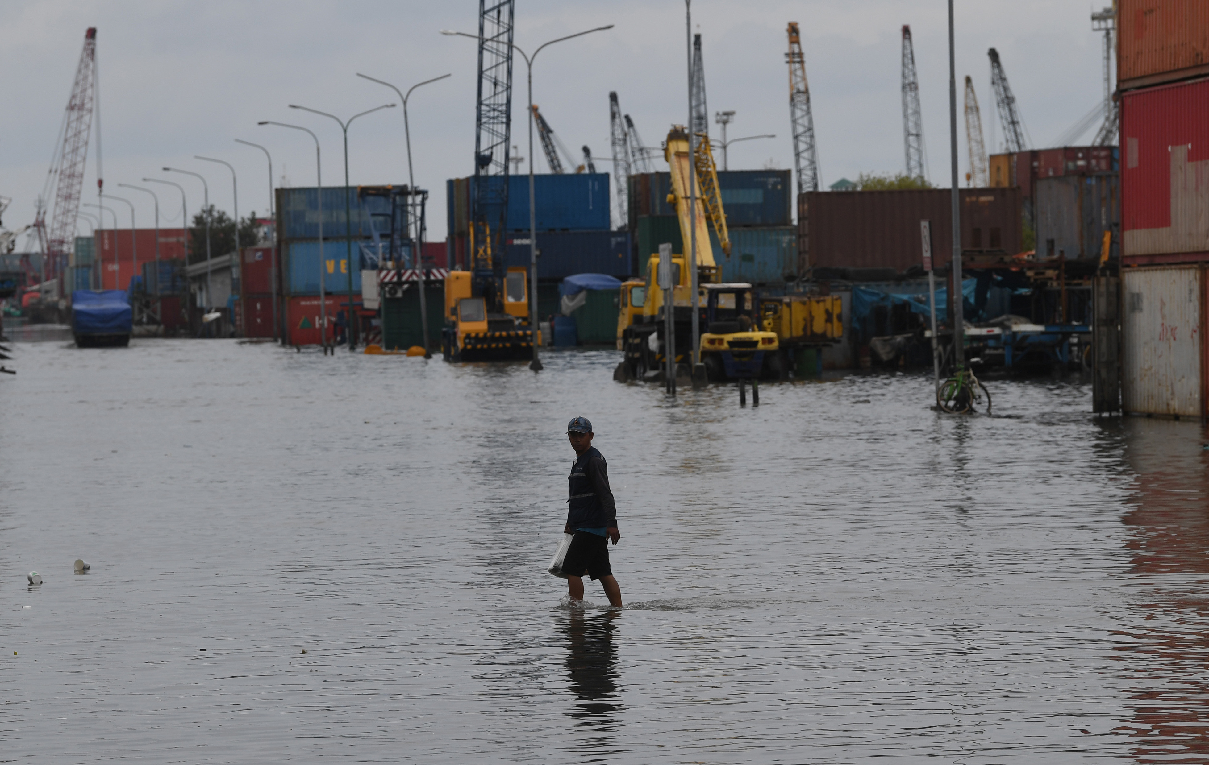 Ilustrasi: Banjir rob di Pelabuhan Sunda Kelapa akibat perubahan iklim