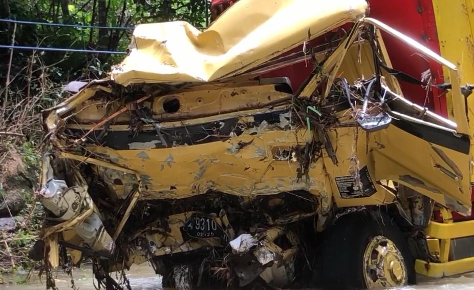 Truk Bermuatan Tebu Diterjang Banjir Bandang, 4 Orang Hilang