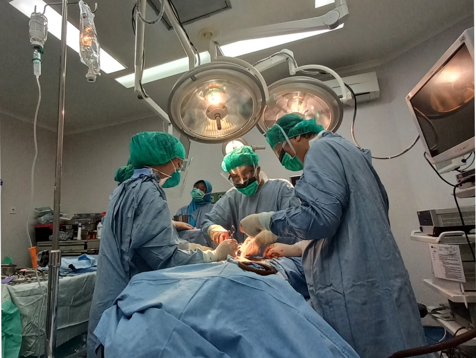  dr. Nadir Chan, Sp.O.G, Subsp.Urogin RE, (tengah) sedang melakukan operasi untuk pasien inkontinensia urin 