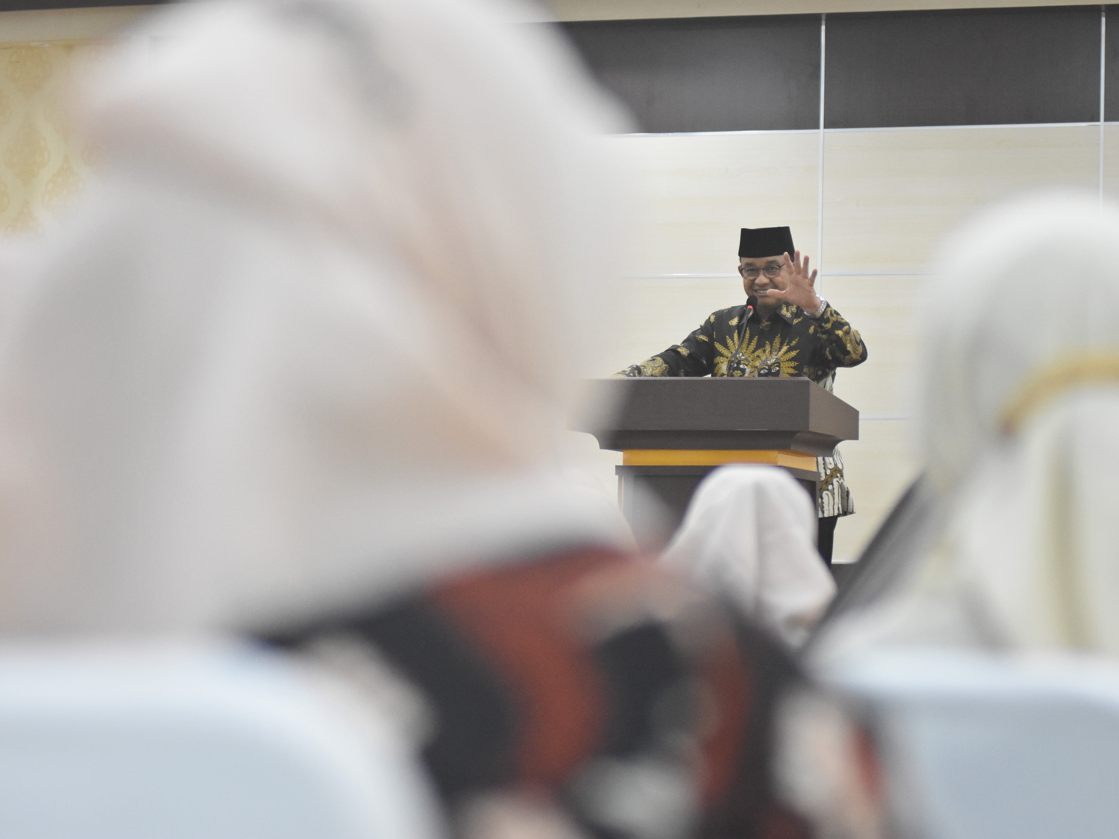 Gubernur DKI Jakarta Anies Baswedan memberikan sambutan saat melepas peserta Muktamar Muhammadiyah dan Aisyiyah utusan wilayah DKI Jakarta.