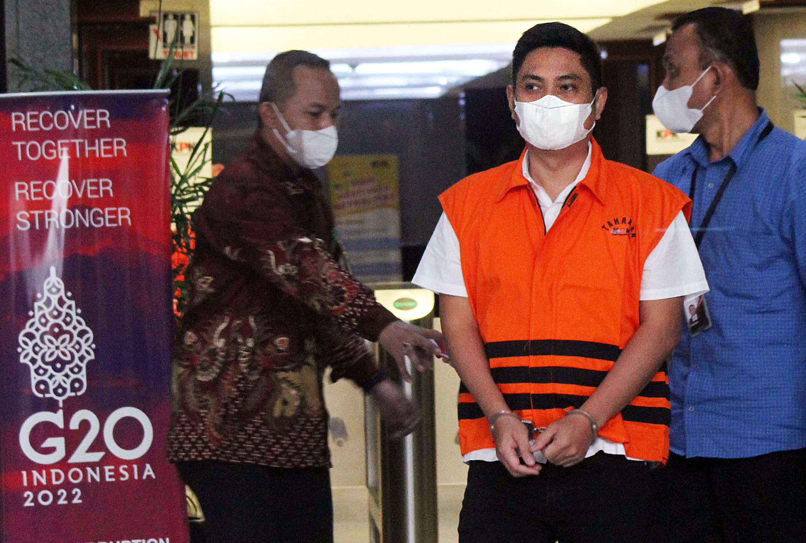 Tersangka Komisi Pemberantasan Korupsi (KPK), kasus dugaan suap Mardani H Maming (tengah)