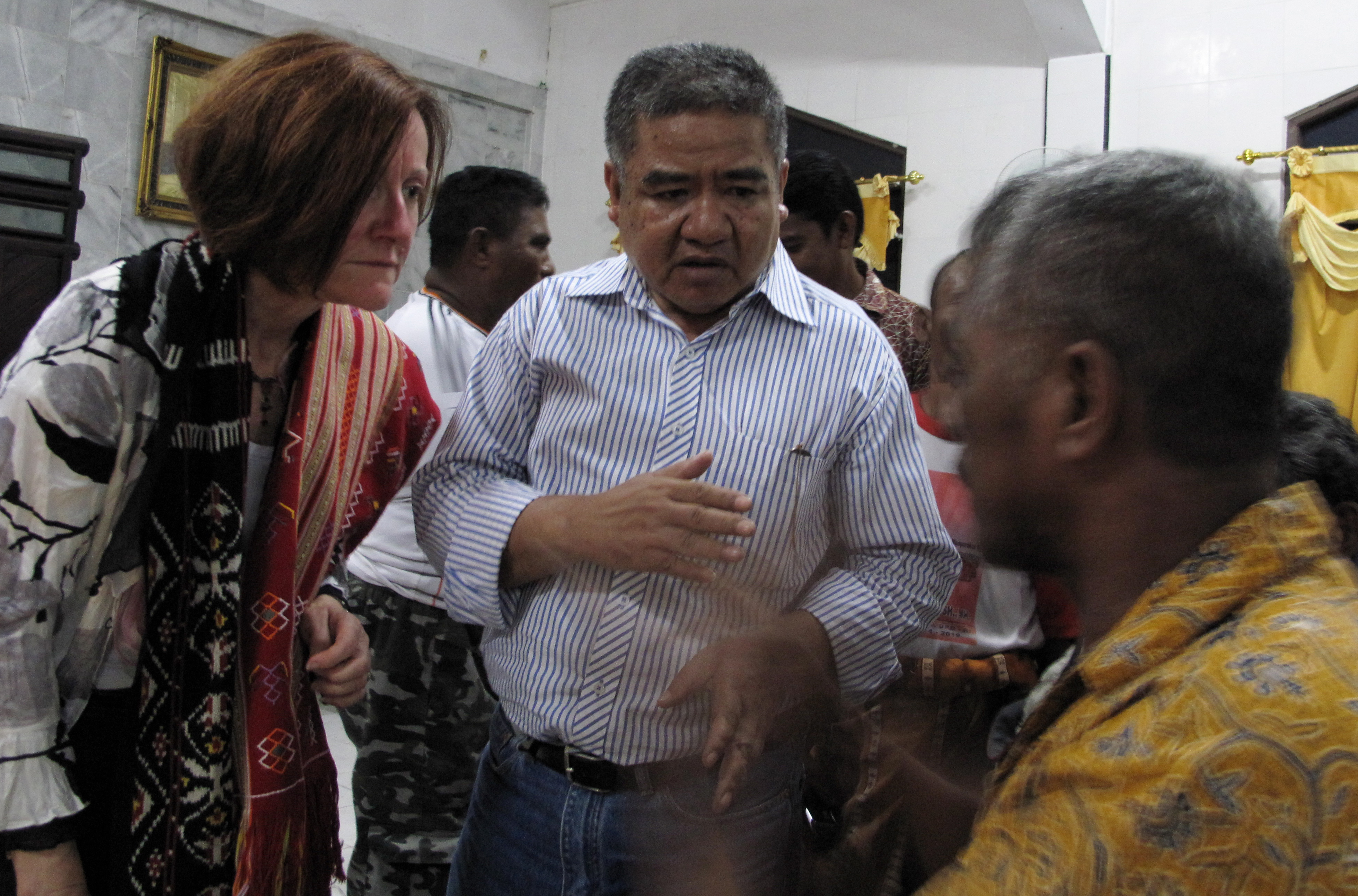 Ketua Yayasan Peduli Timor Barat Ferdi Tanoni (tengah) mendengar keluhan nelayan di Kupang Barat, NTT, beberapa waktu lalu.