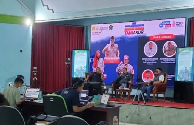 Kepala SMK-PP Negeri Banjarbaru, Budi Santoso memaparkan bahwa KUR memudahkan petani milenial mengakses modal usaha di sektor pertanian.