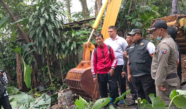 Tim SAR saat mencari mahasiswi IPB yang terperosok ke drainase. 