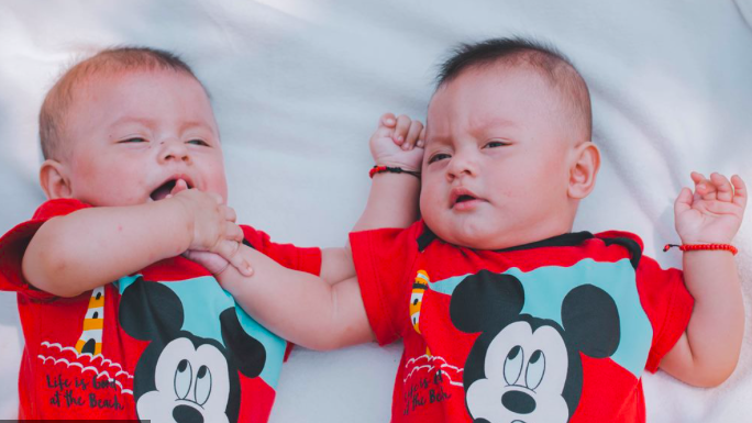 Anak kembar.