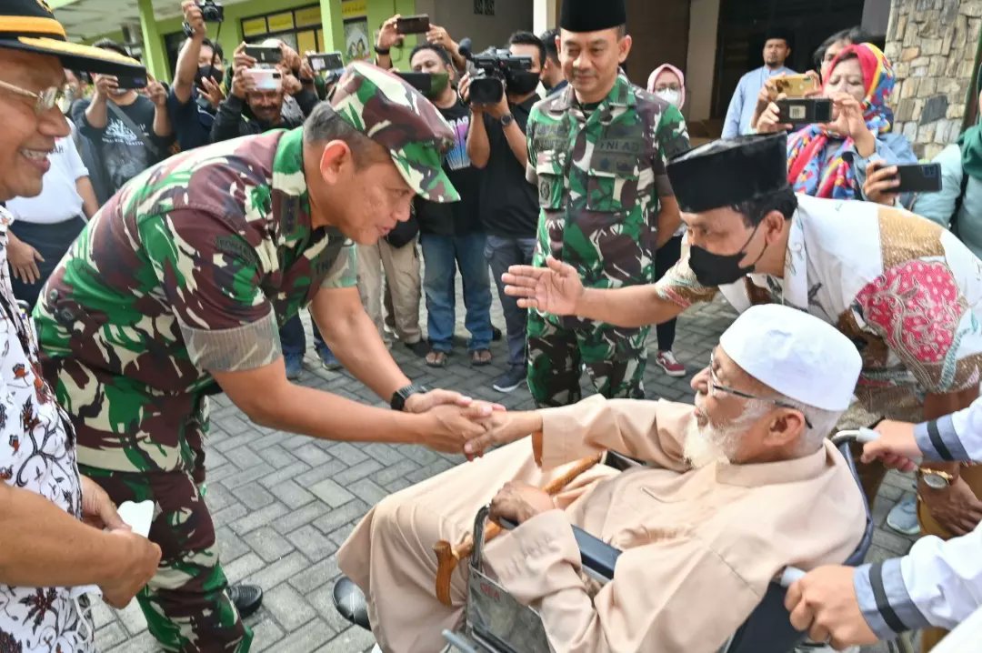 Brigjen TNI Achiruddin saat bertemu Abu Bakar Ba'asyir, Agustus lalu