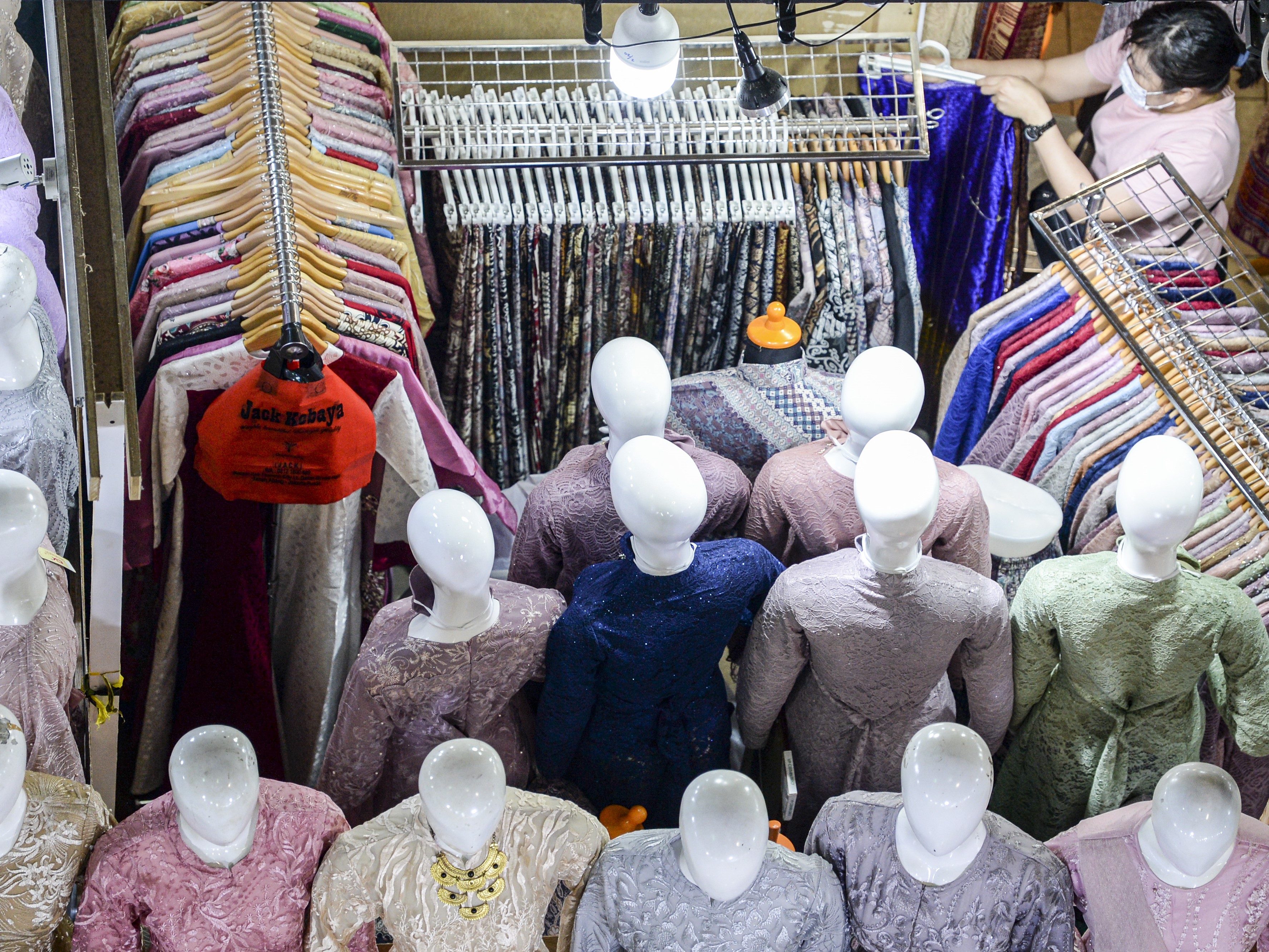 Seorang pedagang mempersiapkan dagangannya di pusat perbelanjaan di Jakarta.