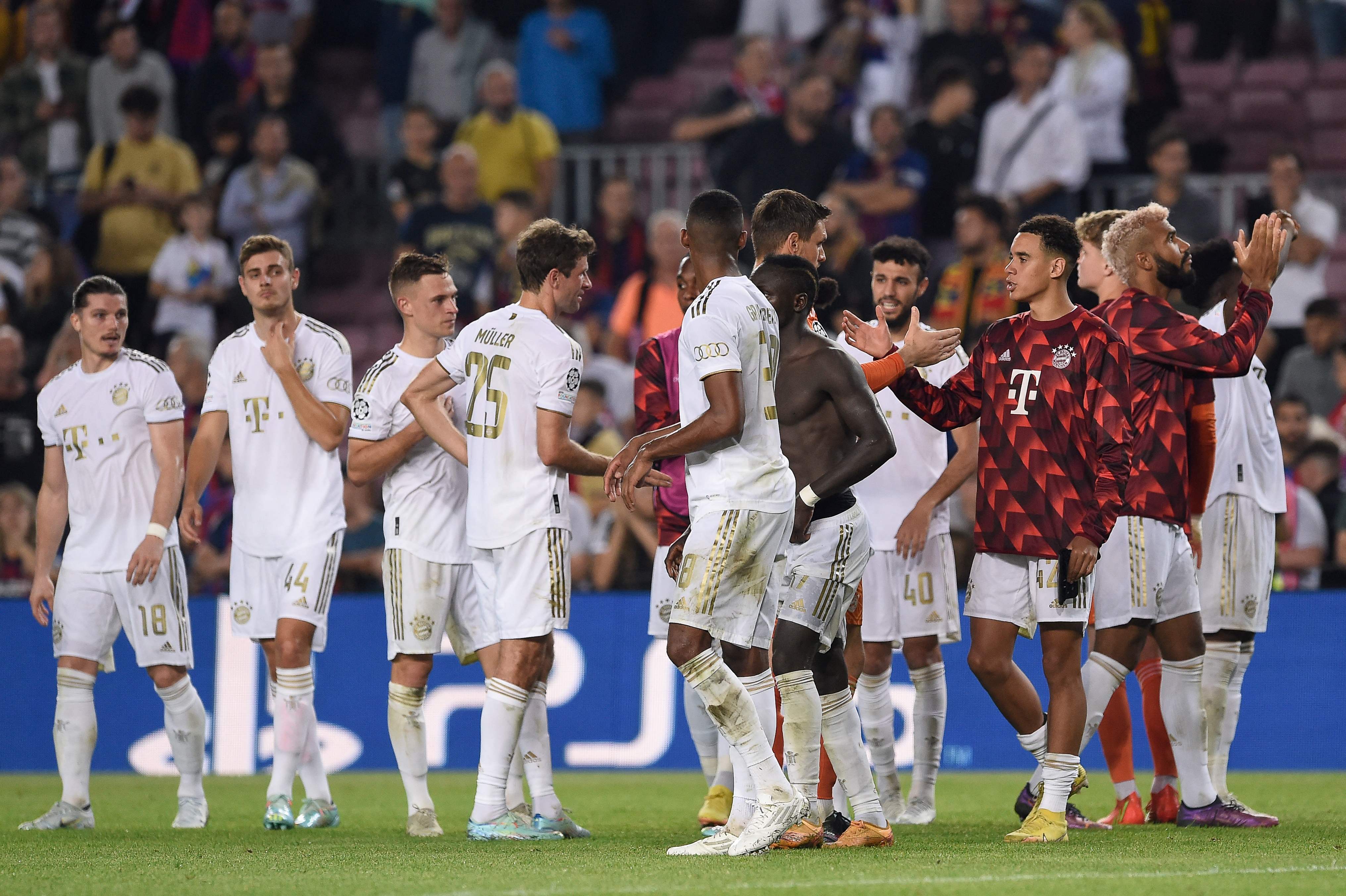 Pemain Bayern Muenchen melakukan selebrasi kemenangan atas Barcelona