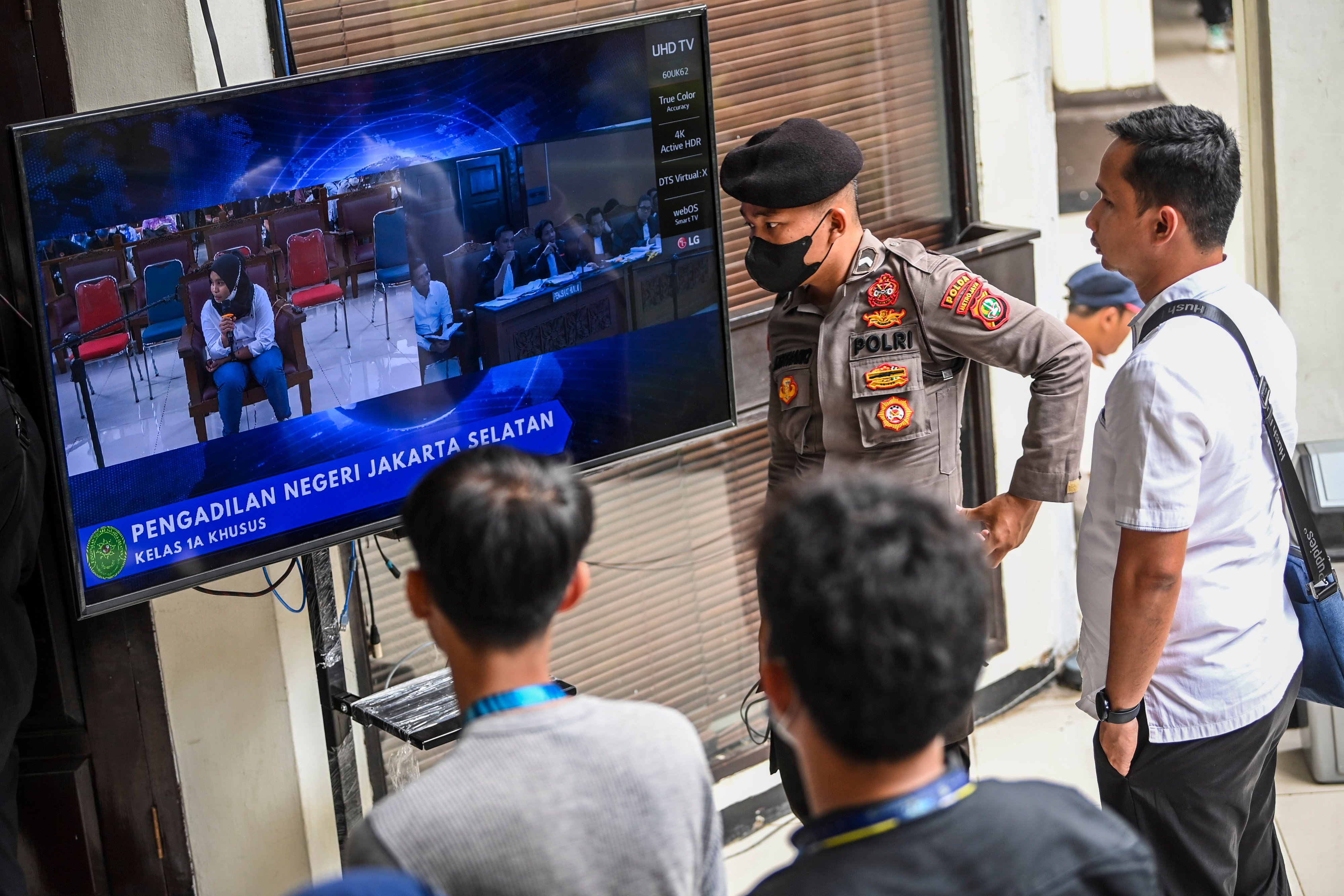 Layar televisi menyiarkan sidang lanjutan kasus pembunuhan Brigadir J dengan terdakwa Bharada Eliezer di PN Jaksel, Senin (31/10). 