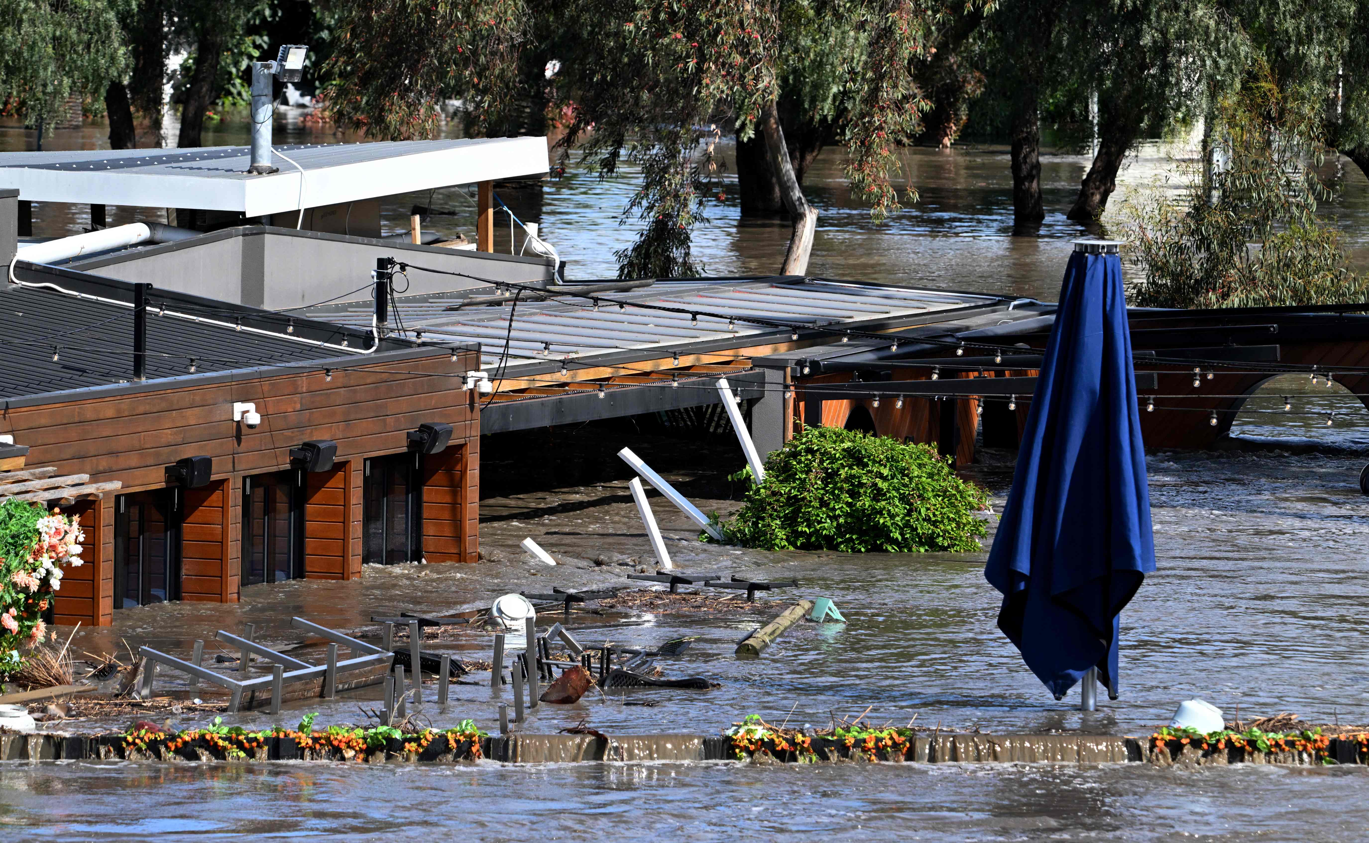 Sebuah pub hampir tenggelam akibat banjir yang melanda Maribyrnong, daerah pinggiran Kota Melbourne, Australia, Jumat (14/10).