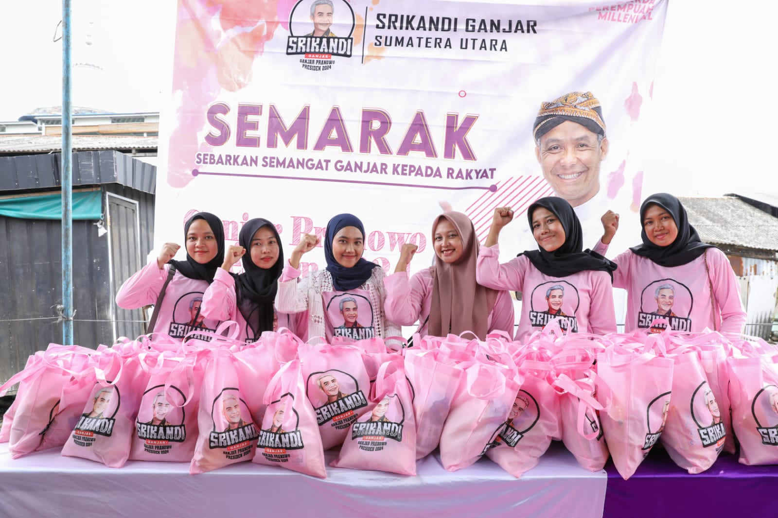  Jaringan relawan Srikandi Ganjar Sumatera Utara menggelar kegiatan bakti sosial di Bagan Deli, Kecamatan Medan Belawan, Kota Medan, Jumat (