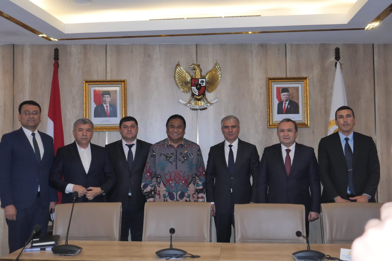 Wakil Ketua DPR RI Bidang Korinbang Rachmat Gobel (tengah) bersama perwakilan Negara Uzbekistan