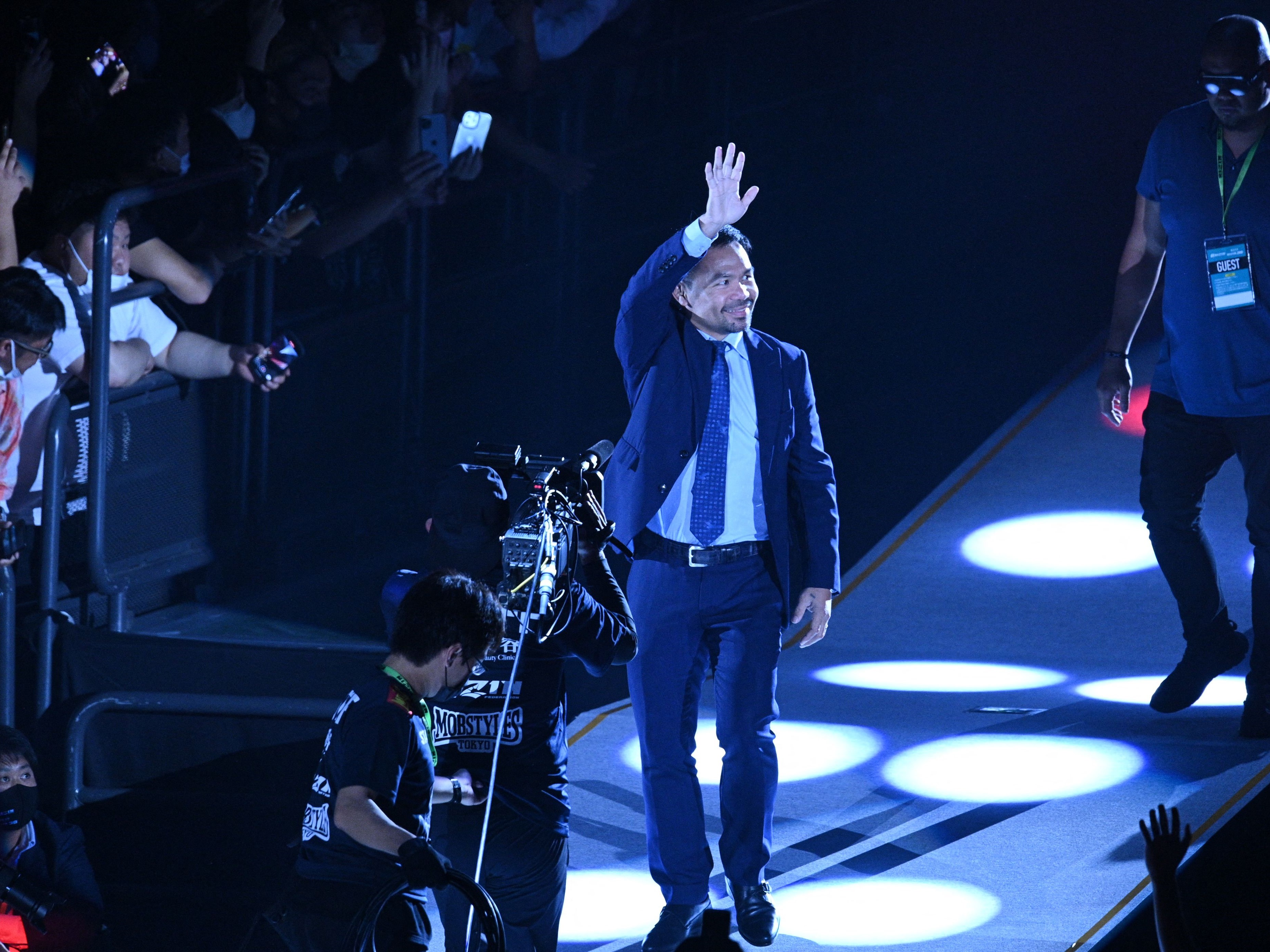 Legenda tinju Manny Pacquiao dari Filipina (tengah) saat di Jepang.