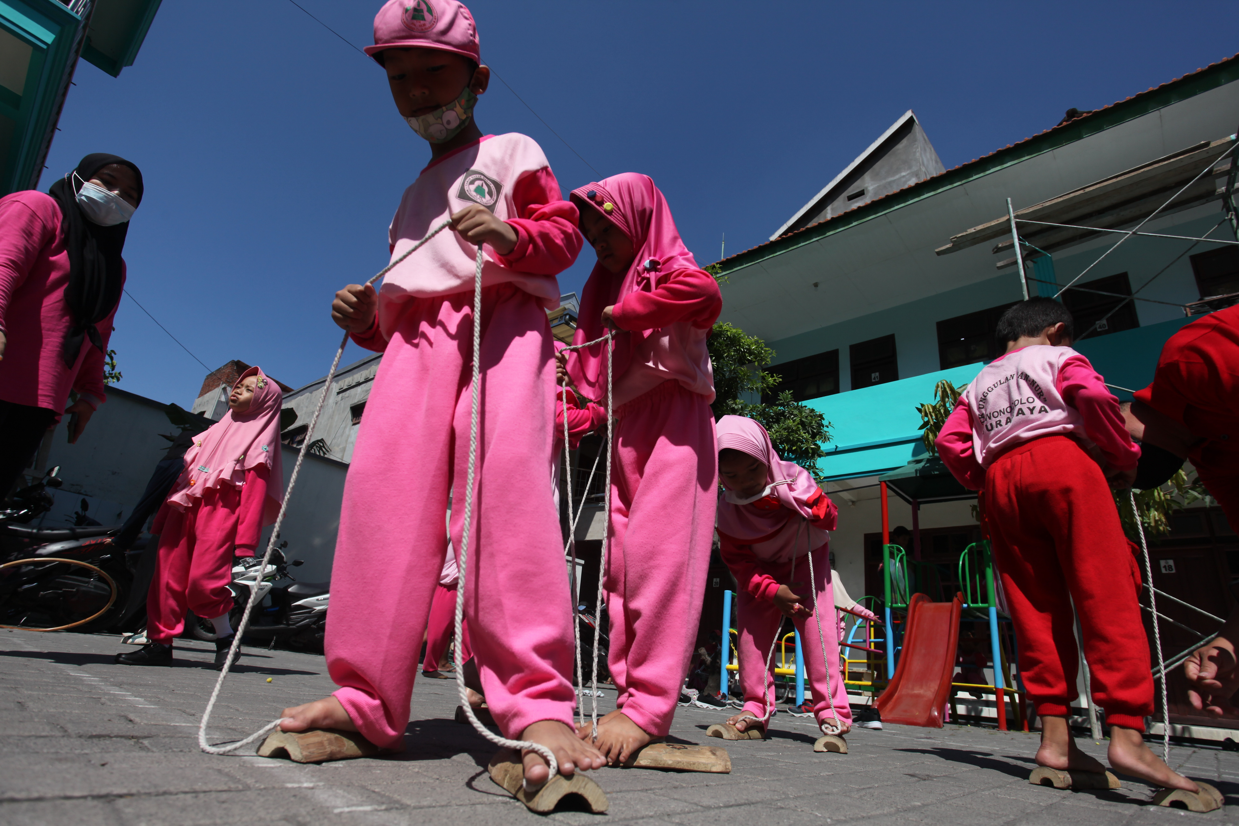 Ilustrasi sejumlah anak TK melakukan permainan tradisional.