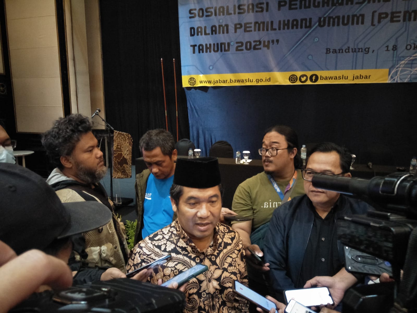 Aktivis Demokrasi Ray Rangkuti memberikan keterangan seusai jadi pembicara di acara Bawaslu Jawa Barat
