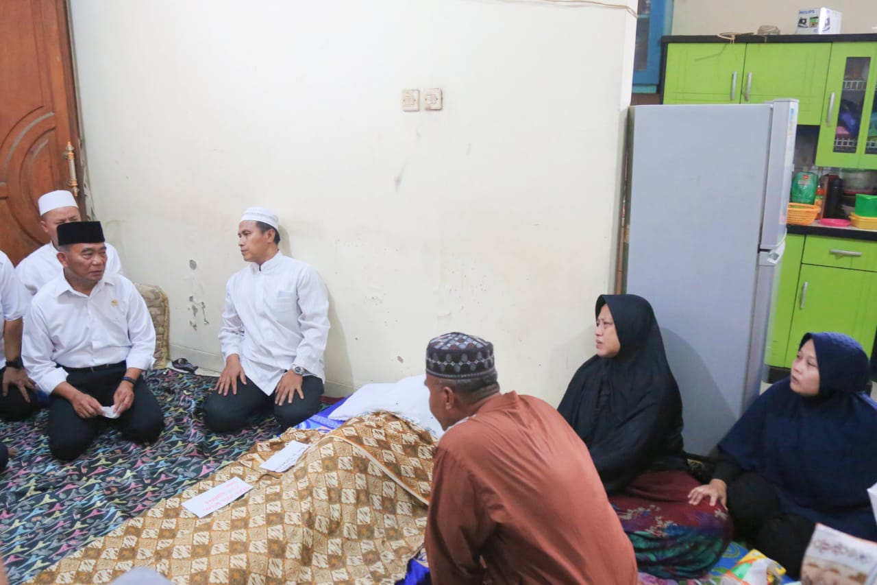 Menko PMK Muhadjir Effendy takziah ke keluarga korban tembok roboh di MTSn 19 Pondok Labu