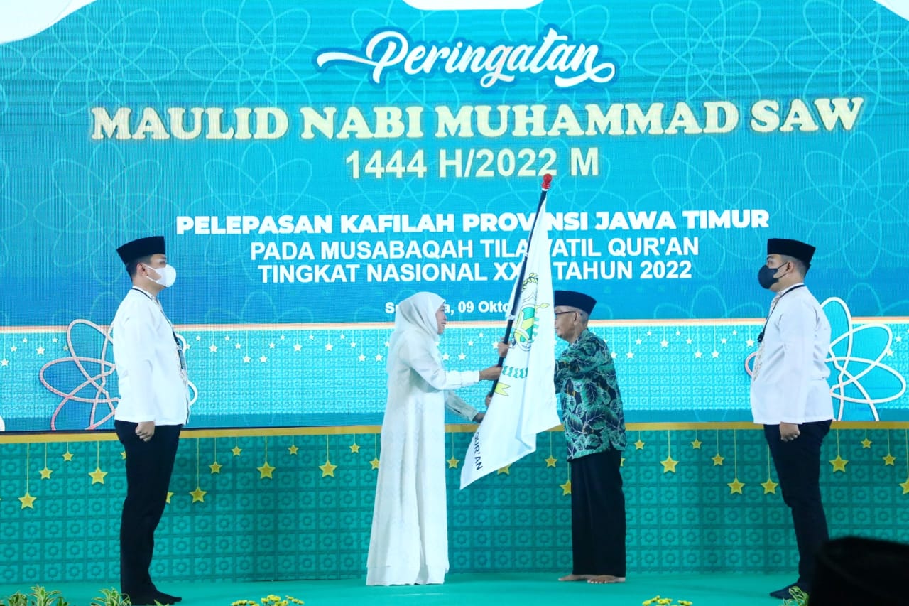 Gubernur Jatim Khofifah Indar Parawansa smelepas keberangkatan kafilah Jatim menuju MTQ Tingkat Nasional di Banjarmasin