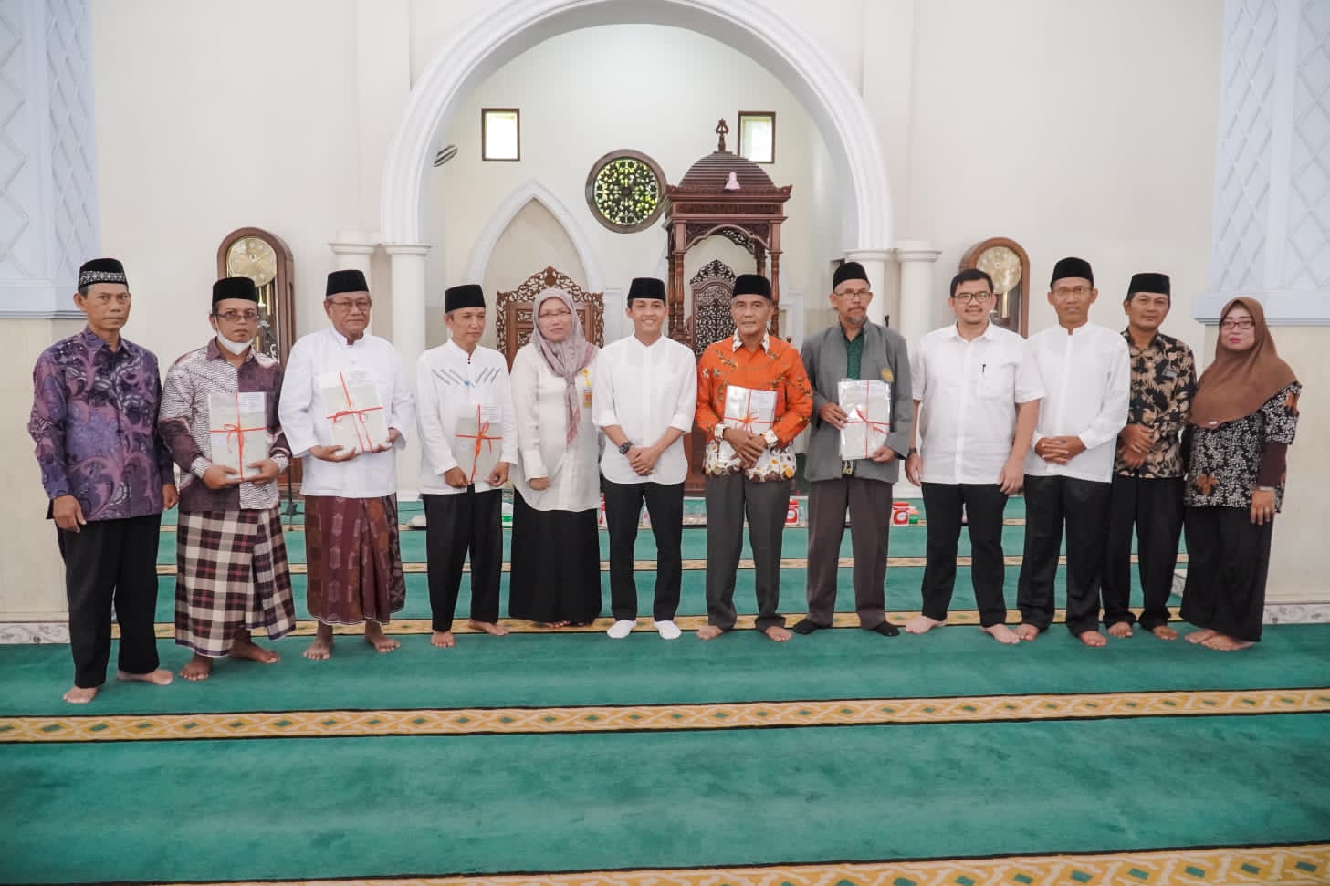 Wakil Menteri Agraria dan Tata Ruang/Wakil Kepala Badan Pertanahan Nasional, Raja Juli Antoni menyerahkan 19 sertifikat di Mesjid As-Shidiq 