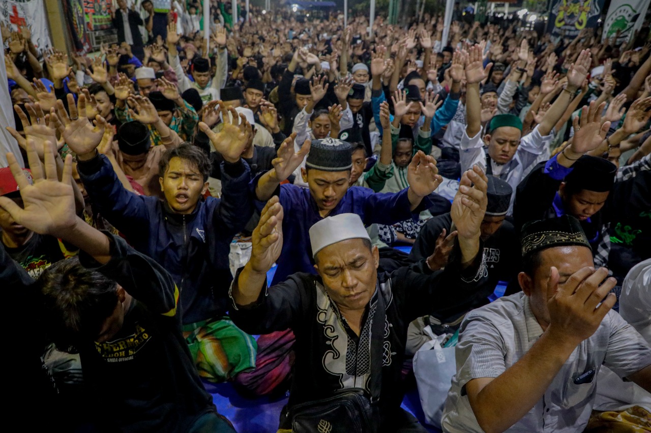 Santri dan kiai doa bersama untuk Indonesia aman, damai, dan sejahtera menggema di Pondok Pesantren Manbaul Quran, Porong, Sidoarjo, Jatim, 