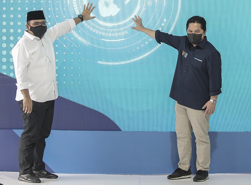 Menteri Agama Yaqut Cholil Qoumas (kiri), Menteri BUMN Erick Thohir (kanan)