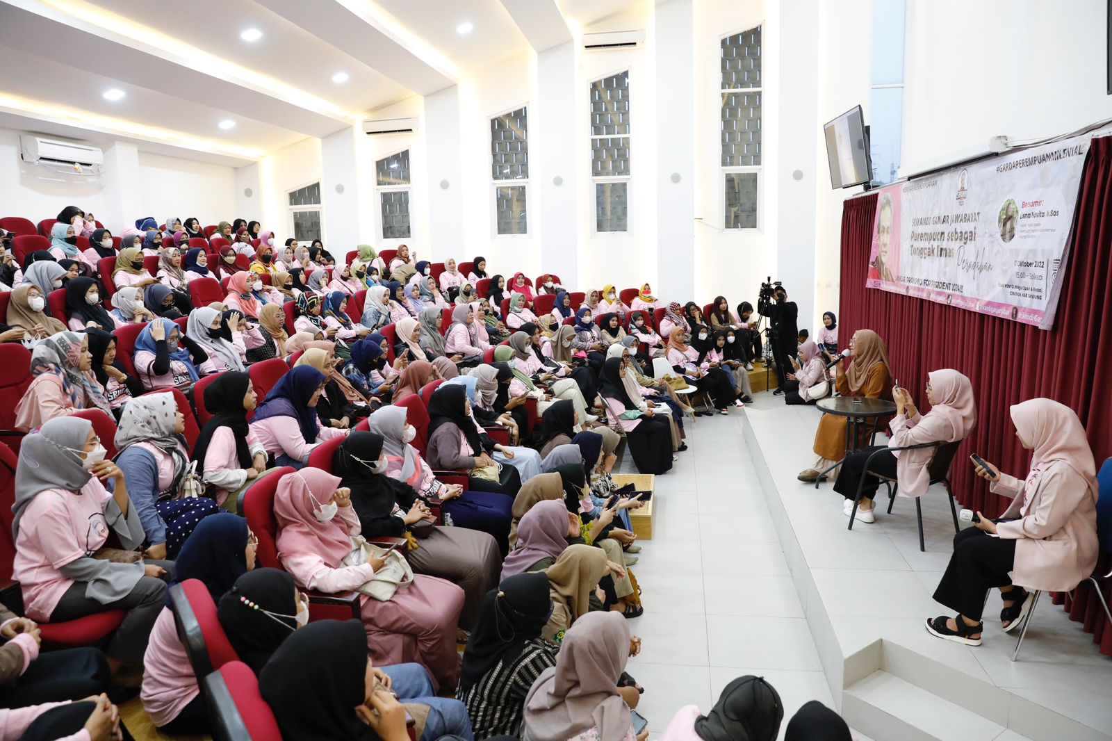 Srikandi Jabar gelar seminar bertajuk 'Perempuan Sebagai Tonggak Emas Peradaban' di Taman Ponyo, Kecamatan Cinunuk, Kabupaten Bandung.