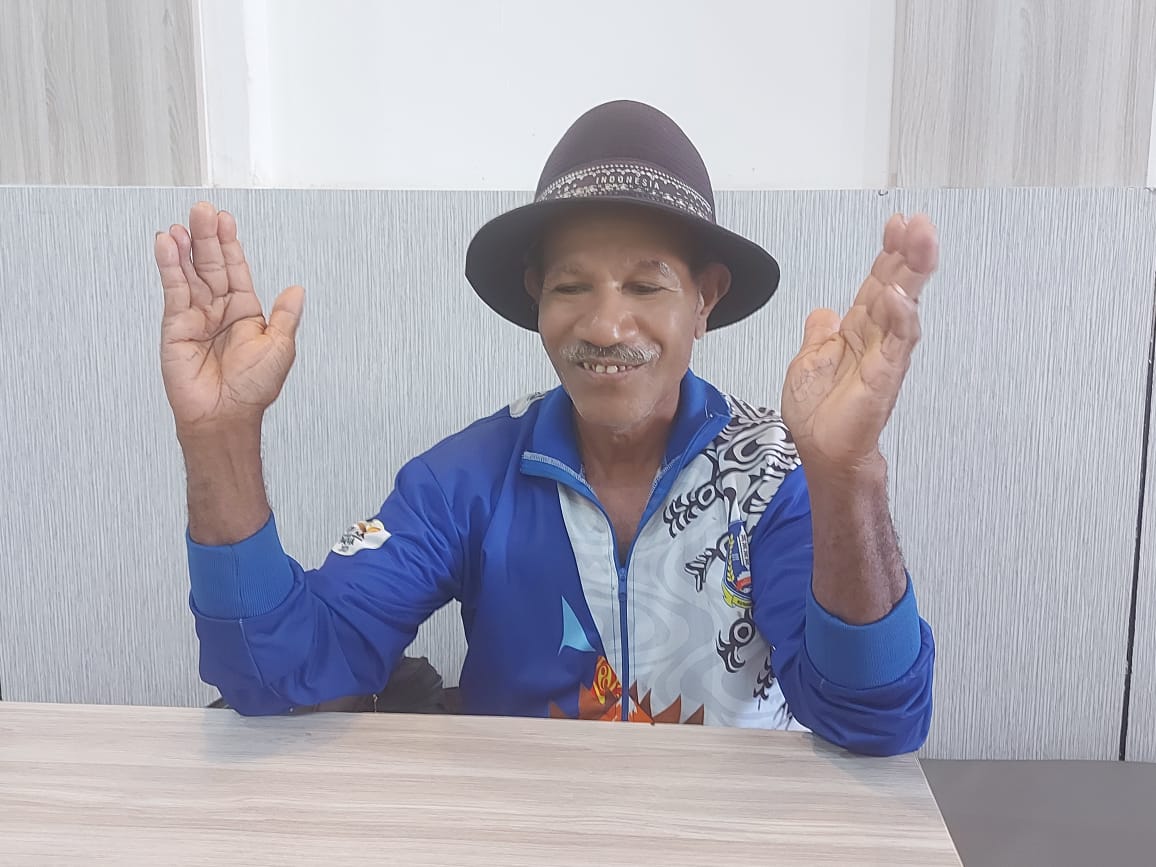 Cornelis Doyapo selaku Ondoafi Kampung Abar Sentani Jayapura, Papua.