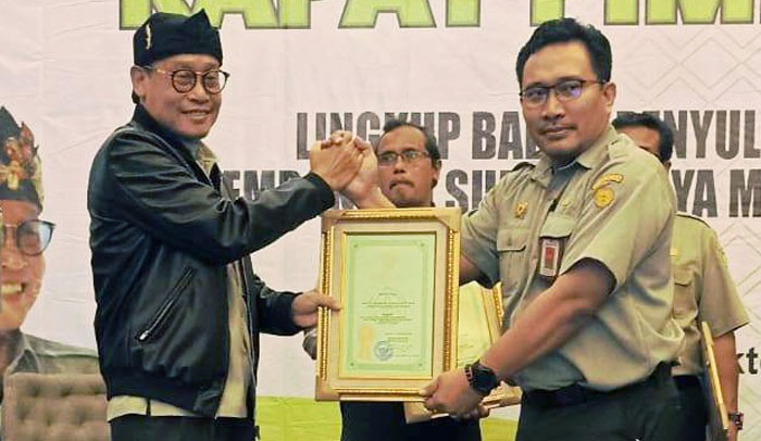 Kepala BPPSDMP Kementan, Dedi Nursyamsi serahkan Piagam Abdibakti Tani pada Kepala SMKPPN Banjarbaru, Budi Santoso (kanan)