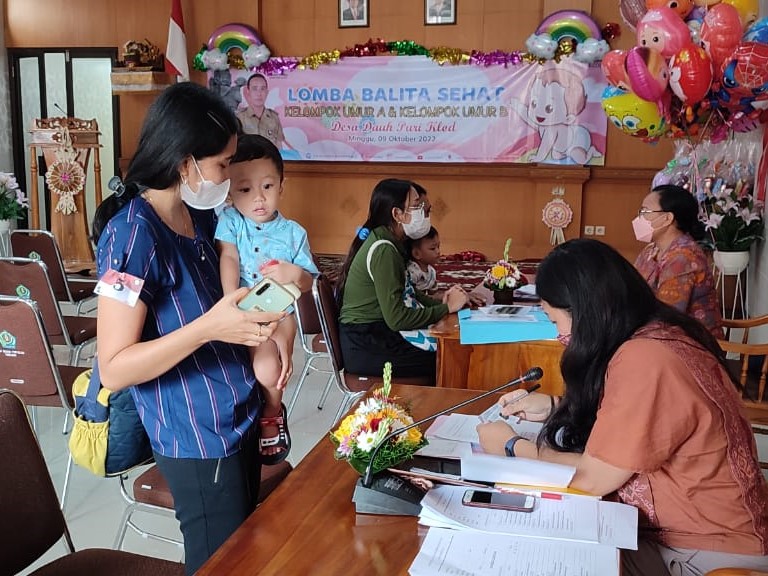 Suasana Lomba Balita Sehat yang digelar Desa Dauh Puri Klod, Denpasar, dalam upaya menekan angka stunting. 