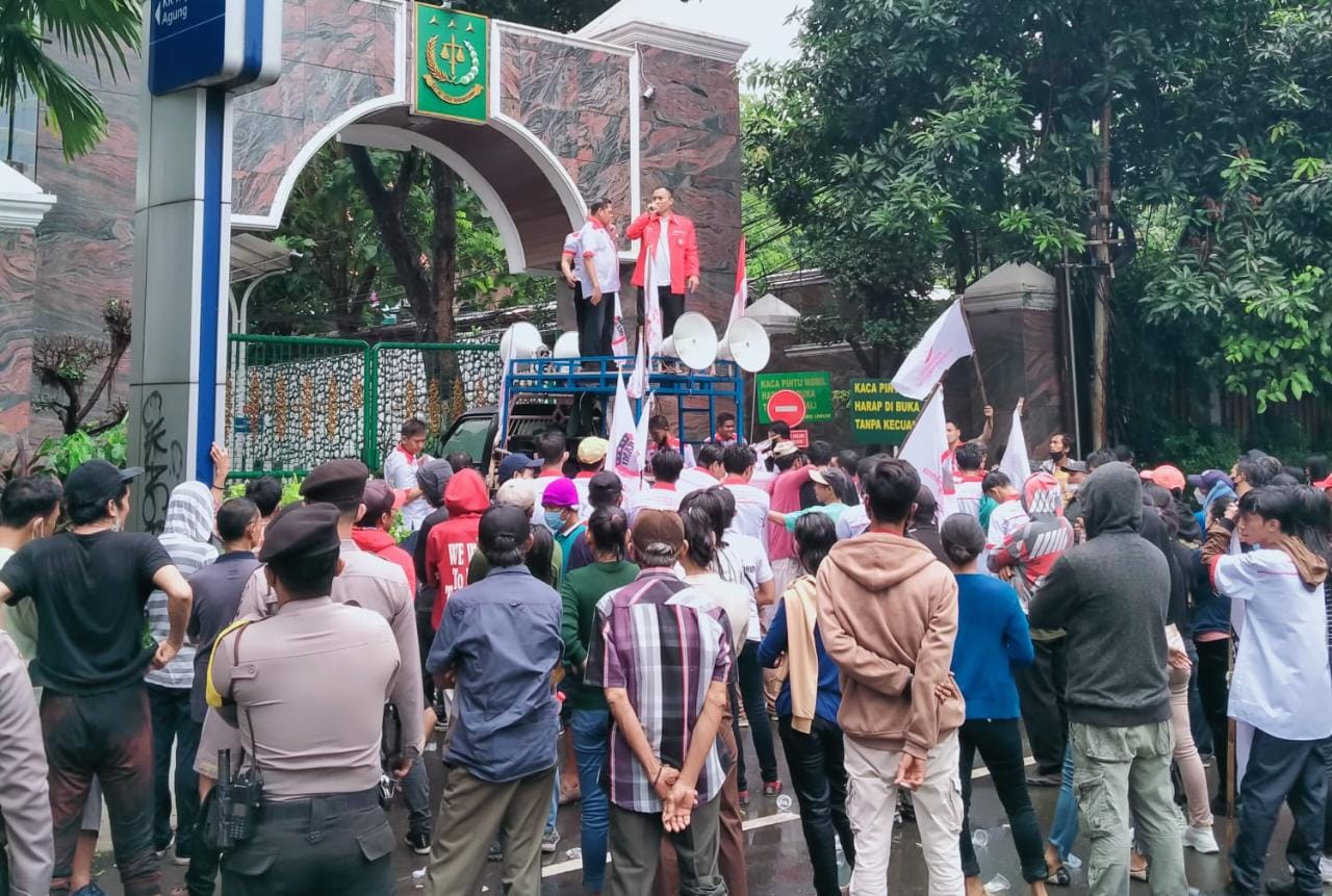 Demo mendesak penuntasan kasus korupsi impor besi dan baja di Gedung Kejaksaan Agung, Jakarta, Kamis (20/10).