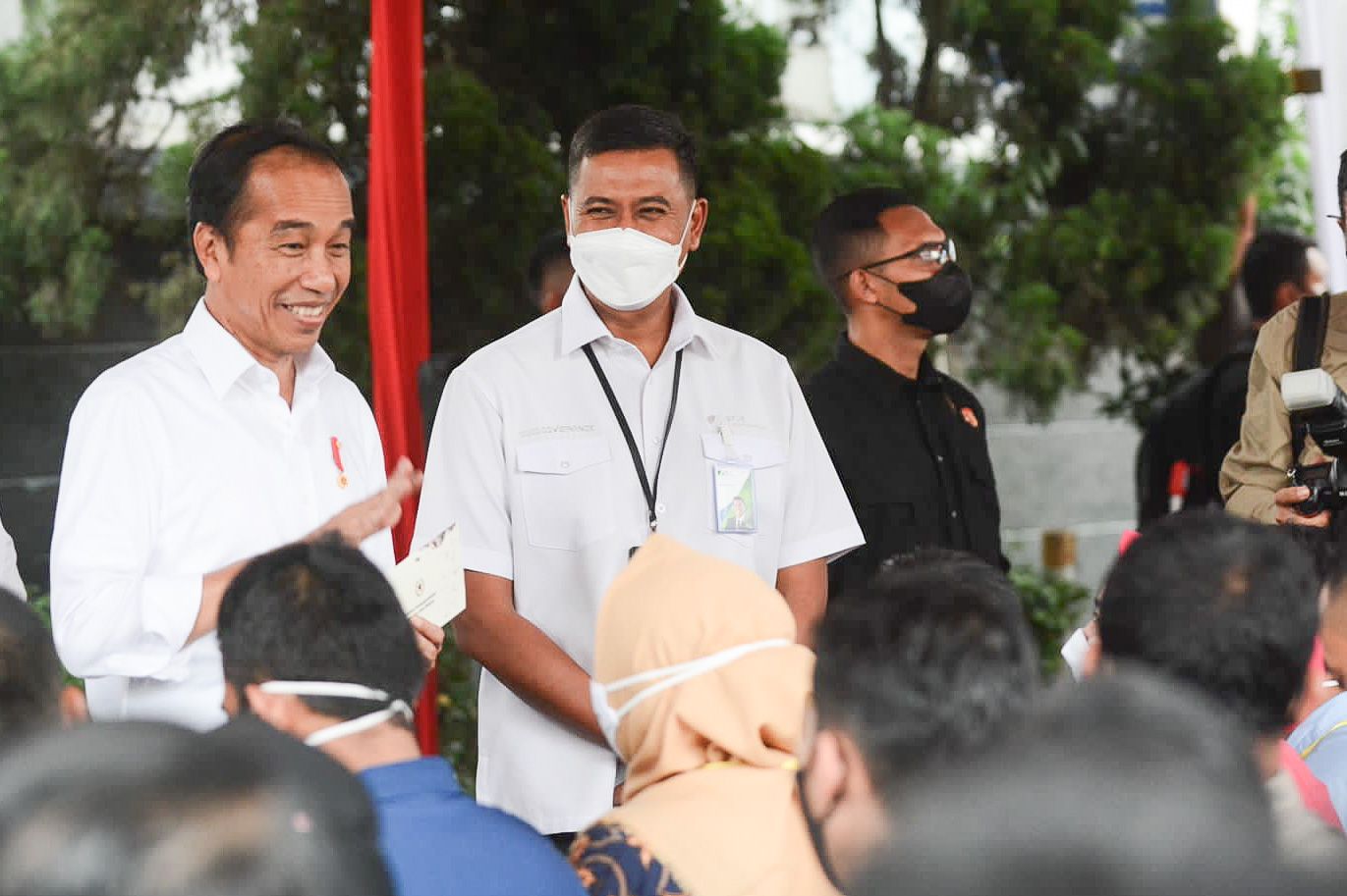 Presiden Joko Widodo meninjau langsung pemberian BSU di Kabupaten Bandung, Jawa barat